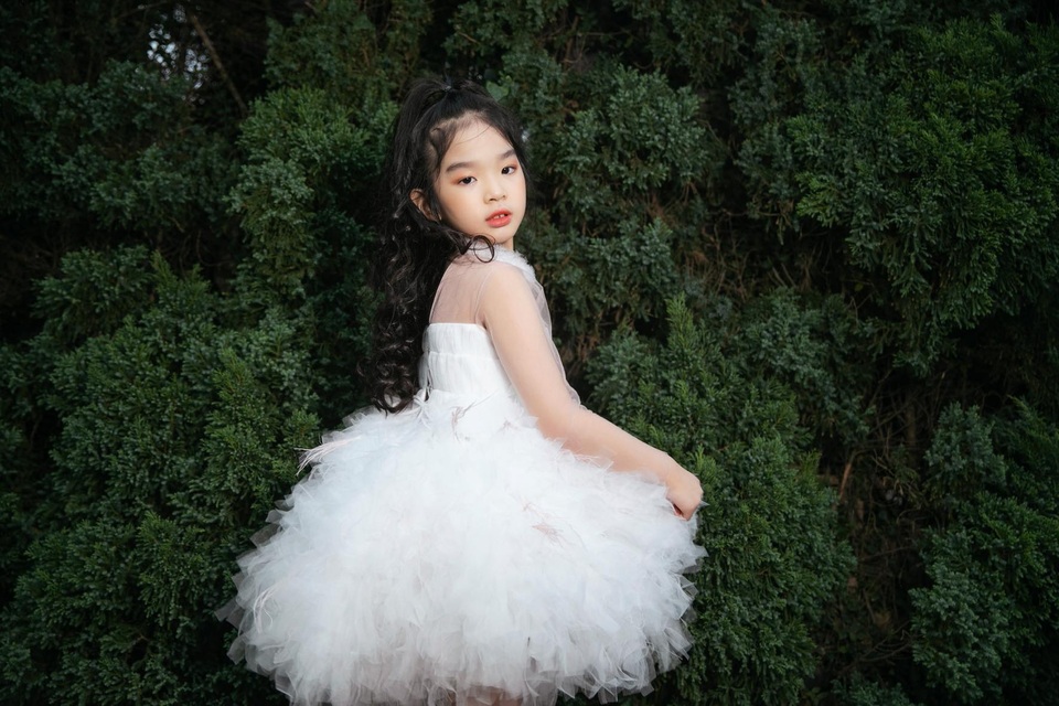 Con gái Xuân Lan nổi bật trên sàn catwalk - 5 Con gái Xuân Lan nổi bật trên sàn catwalk - 5