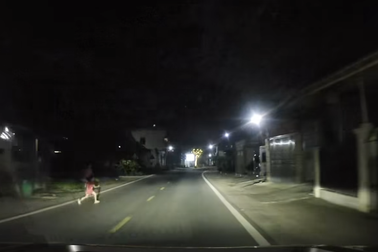 Bé gái chạy nhao sang đường giữa đêm tối, ô tô phanh dúi dụi để tránh