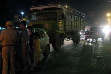 Hà Nội: 3 ô tô “cắn” đuôi nhau trên cầu Hà Đông