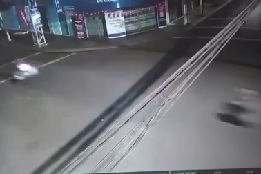 Vụ xe máy kẹp 3 tông khiến 2 người tử vong Nam thanh niên phóng như tên bắn