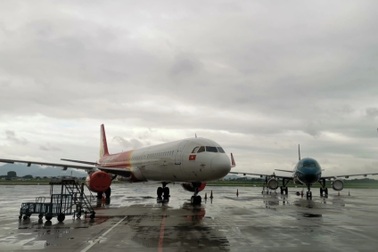 Bão Wipha chuẩn bị đổ bộ, loạt chuyến bay bị hoãn, hủy