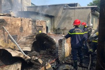 Hà Nội: Cháy bãi phế liệu rồi lan sang một căn nhà cấp 4