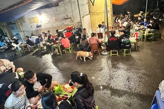 Quán nướng ở Hà Nội có chú chó xấu lạ, chủ lo "vỡ trận" vì đông khách