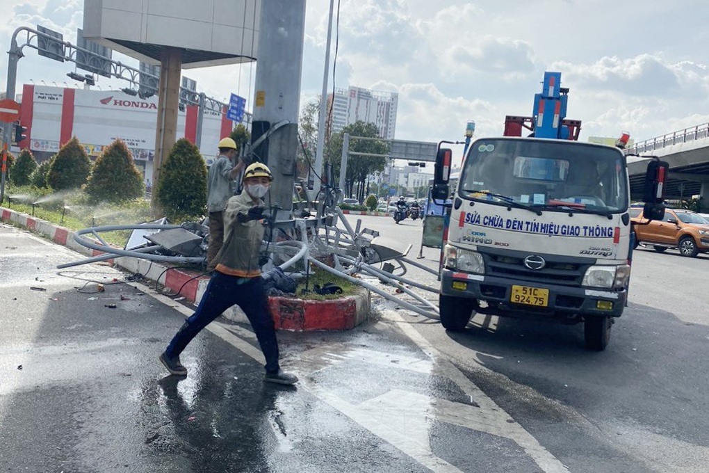 Sập giàn đèn chiếu sáng ở TPHCM, một công nhân bị thương - 1 Sập giàn đèn chiếu sáng ở TPHCM, một công nhân bị thương - 1