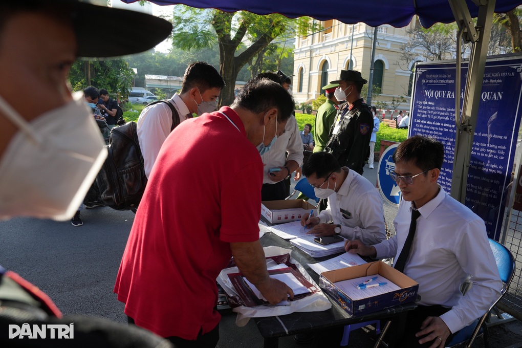 Siêu lừa Nguyễn Thái Luyện cùng 22 đồng phạm hầu tòa - 5 Siêu lừa Nguyễn Thái Luyện cùng 22 đồng phạm hầu tòa - 5