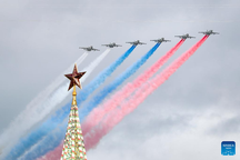 Những hình ảnh diễn tập duyệt binh ấn tượng ở Nga