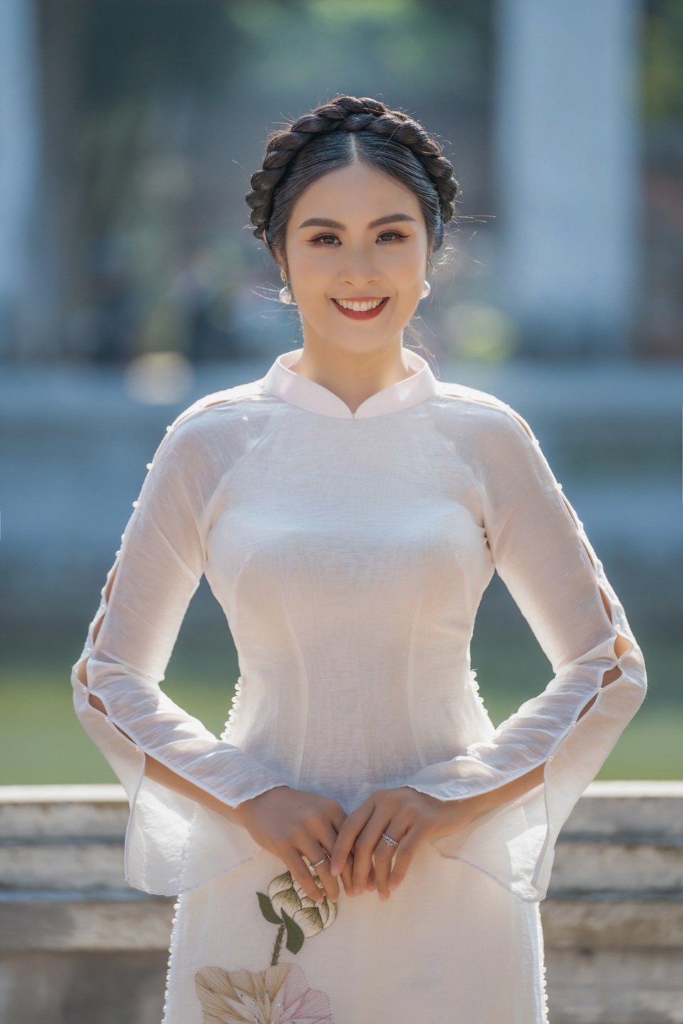 Hoa hậu Ngọc Hân mặc áo dài, dạo Văn Miếu ngày đầu năm - 9 Hoa hậu Ngọc Hân mặc áo dài, dạo Văn Miếu ngày đầu năm - 9