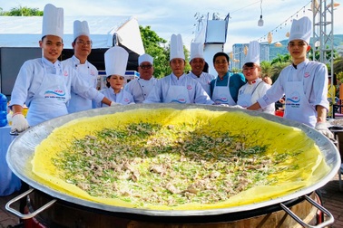 Bánh xèo "siêu khổng lồ" xuất hiện ở Bình Định