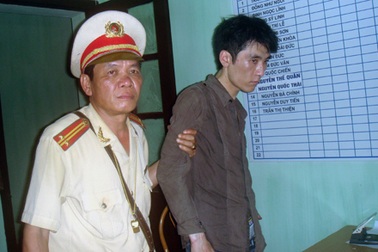 Trung tá CSGT mưu trí bắt cướp trên cầu Chương Dương