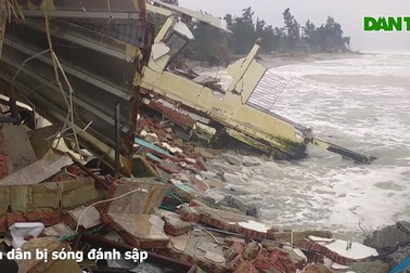 Sóng lớn "nuốt" bờ biển Hội An