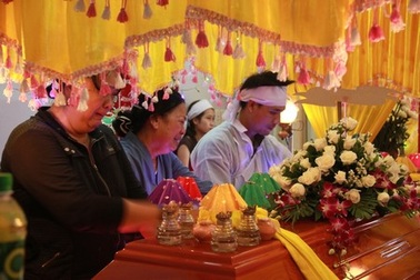 Kẻ tưới xăng đốt cô gái trước phòng trà bị khởi tố