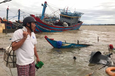 Tàu chìm, nhà sập, trường học tốc mái, cây xanh ngã đổ trong bão số 13