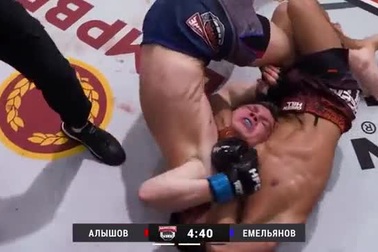 Võ sĩ suýt gãy cổ khi bị đối thủ tung đòn hiểm