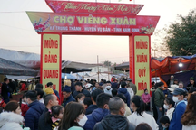 Nườm nượp người đi chợ "mua may bán rủi"