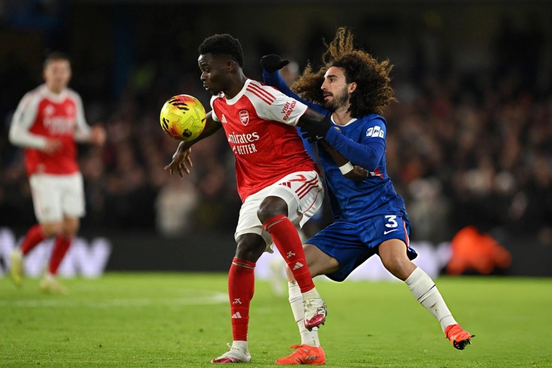 Chelsea vượt khó trong thế thiếu người, buộc Arsenal chia điểm