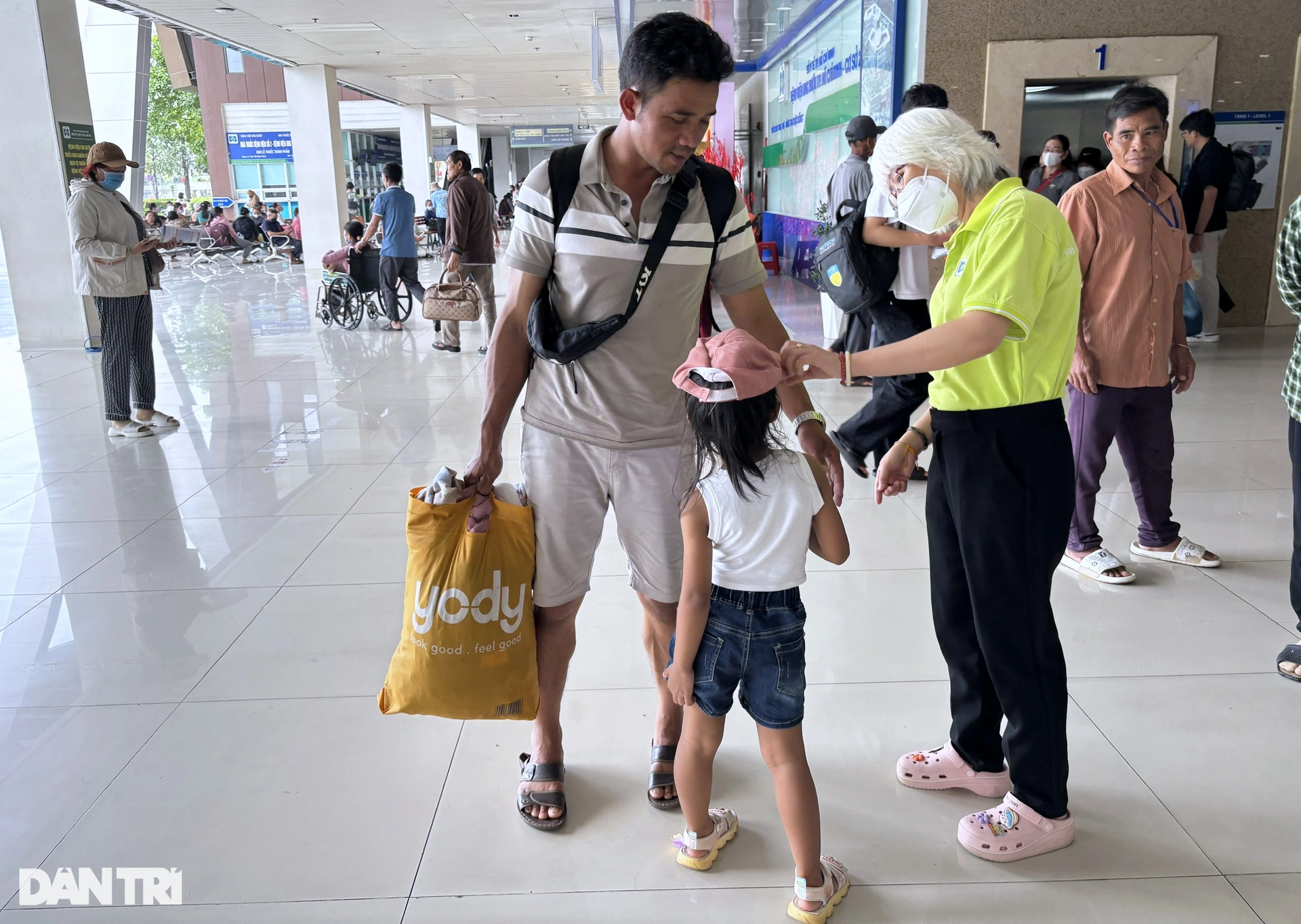 Cha bị đột quỵ, con gái 12 năm làm cô tiên của người bệnh hiểm nghèo - 11 Cha bị đột quỵ, con gái 12 năm làm cô tiên của người bệnh hiểm nghèo - 11