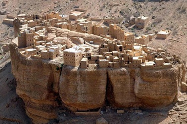 Ngôi làng kỳ lạ được xây trên khối đá cao 150 m