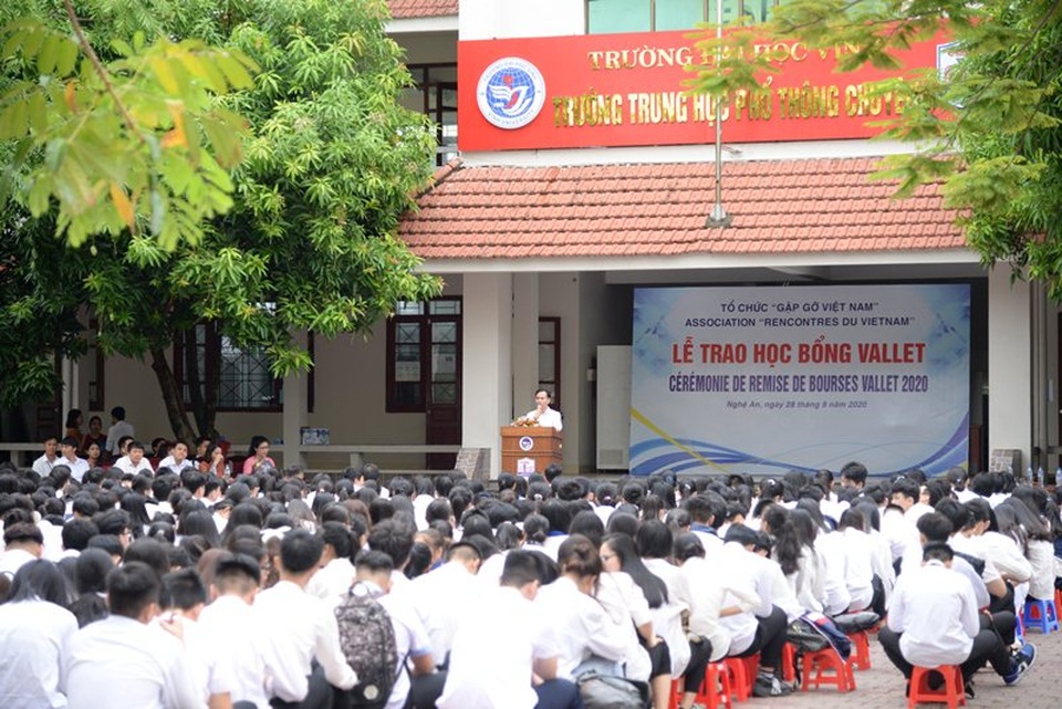 Hàng trăm suất học bổng Vallet đến với học sinh, sinh viên giỏi ở Nghệ An - 1 Hàng trăm suất học bổng Vallet đến với học sinh, sinh viên giỏi ở Nghệ An - 1