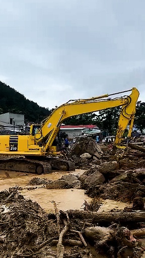 Đội cứu hộ vượt 650km đưa máy ủi vào vùng lũ giúp dân ở Lai Châu