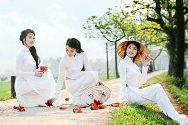 Thiếu nữ Hà thành nền nã, dịu dàng bên sắc hoa gạo