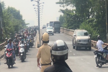 Người vi phạm lao vào... xe tải để tránh CSGT!