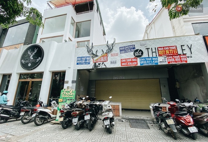 Hơn nửa năm đóng cửa vì dịch Covid-19, giá thuê mặt bằng trên đường Phan Xích Long vẫn chưa hạ nhiệt - Ảnh 12. Hơn nửa năm đóng cửa vì dịch Covid-19, giá thuê mặt bằng trên đường Phan Xích Long vẫn chưa hạ nhiệt - Ảnh 12.