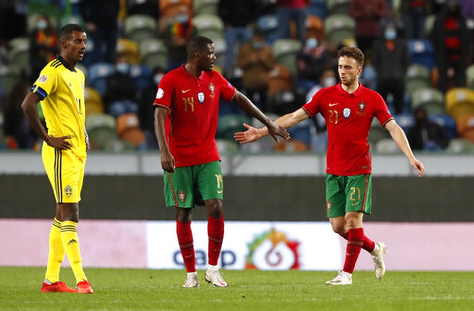 Vắng C.Ronaldo, Bồ Đào Nha vẫn dễ dàng vùi dập Thụy Điển - 1 Vắng C.Ronaldo, Bồ Đào Nha vẫn dễ dàng vùi dập Thụy Điển - 1
