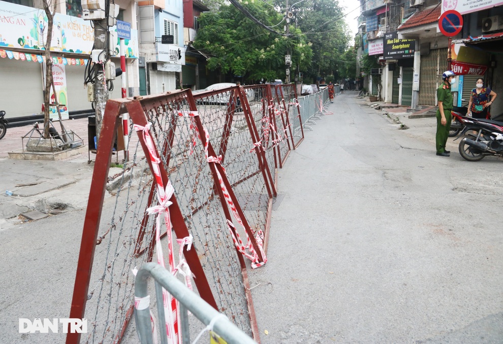 Hà Nội lập rào thép gai, phong tỏa nhiều lớp trên phố Văn Chương - 2 Hà Nội lập rào thép gai, phong tỏa nhiều lớp trên phố Văn Chương - 2