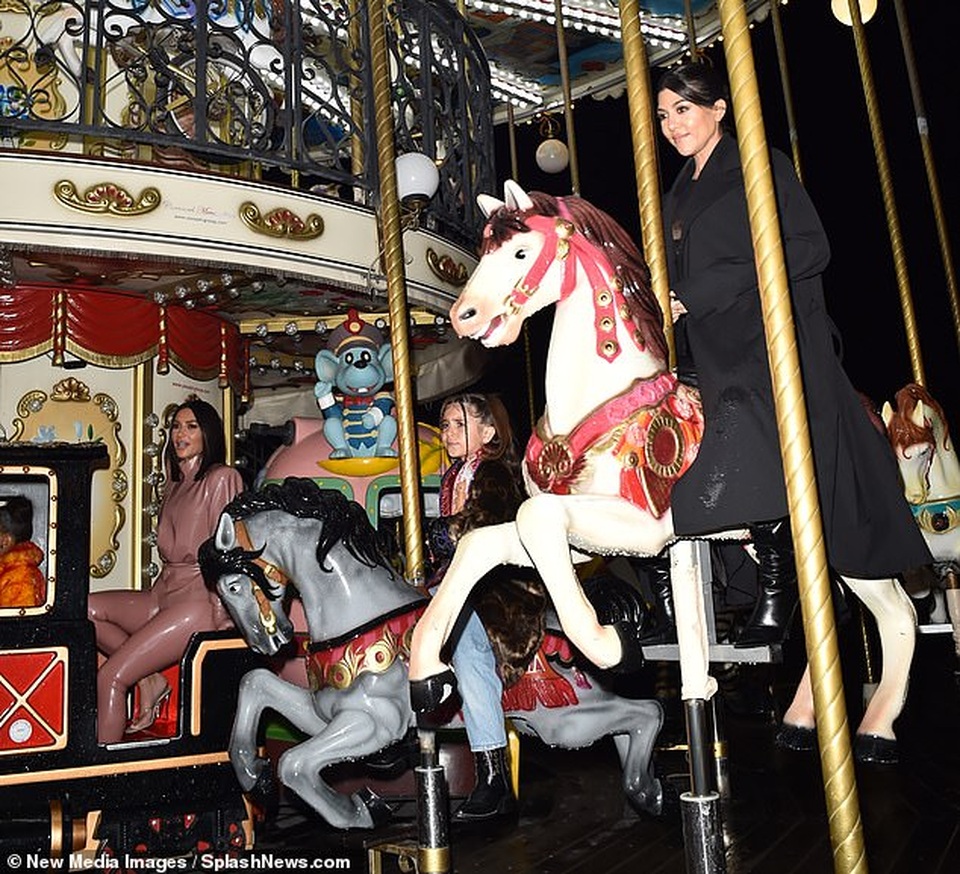 Kourtney Kardashian mặc áo hở bạo đi chơi ở Paris - 10 Kourtney Kardashian mặc áo hở bạo đi chơi ở Paris - 10