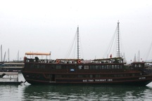 Rắc rối việc “thay áo” trắng toàn bộ tàu du lịch trên Vịnh Hạ Long