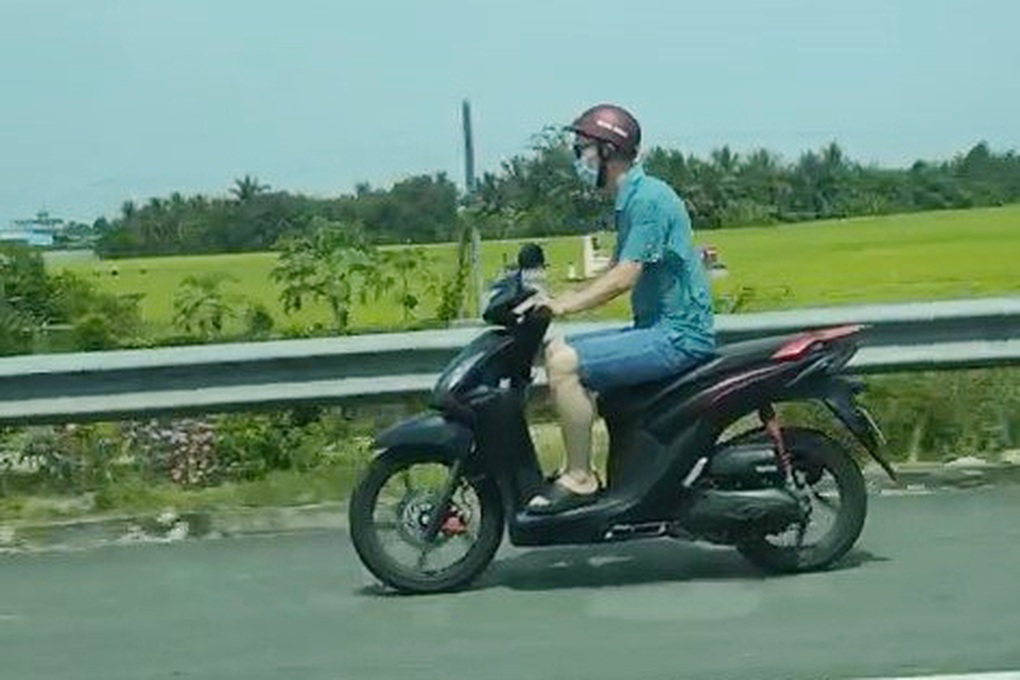 Xác minh 2 tài xế lái xe máy vào cao tốc TPHCM - Trung Lương - 1 Xác minh 2 tài xế lái xe máy vào cao tốc TPHCM - Trung Lương - 1