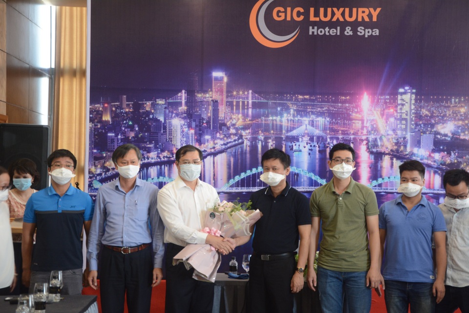 Những y, bác sĩ tình nguyện cuối cùng rời Đà Nẵng - 2 Những y, bác sĩ tình nguyện cuối cùng rời Đà Nẵng - 2