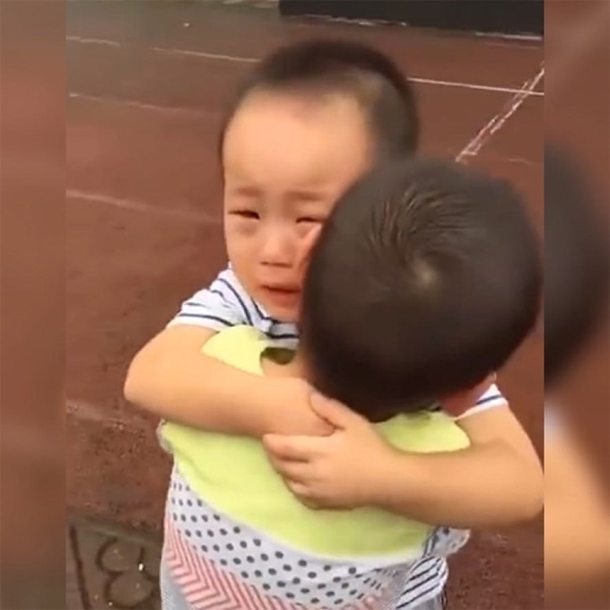 Hai cậu bé ôm nhau khóc òa giữa sân trường, cô giáo, các bạn ngơ ngác không hiểu chuyện gì, hóa ra chỉ vì lý do rất đáng yêu này - Ảnh 2. Hai cậu bé ôm nhau khóc òa giữa sân trường, cô giáo, các bạn ngơ ngác không hiểu chuyện gì, hóa ra chỉ vì lý do rất đáng yêu này - Ảnh 2.