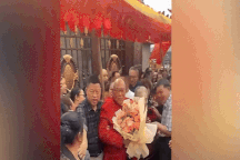 Cụ ông 86 tuổi kết hôn với mối tình đầu 81 tuổi, đám cưới gây sốt mạng