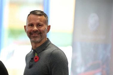 Huyền thoại Ryan Giggs hẹn hò bạn gái xinh đẹp, trẻ trung kém 15 tuổi