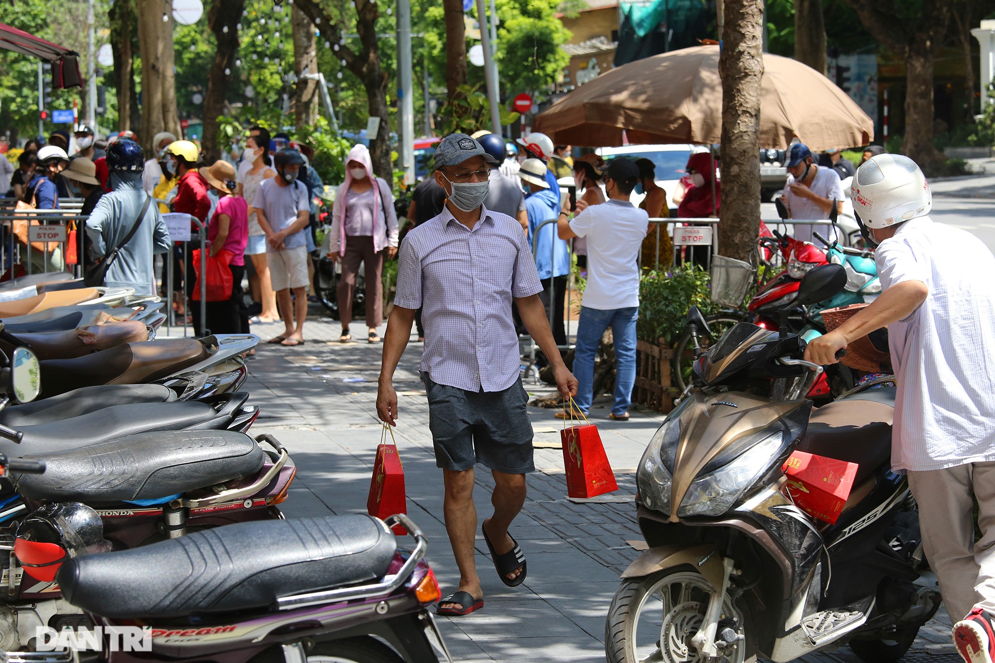 Xếp hàng dài chờ mua bánh trung thu trên phố Bà Triệu - 8 Xếp hàng dài chờ mua bánh trung thu trên phố Bà Triệu - 8