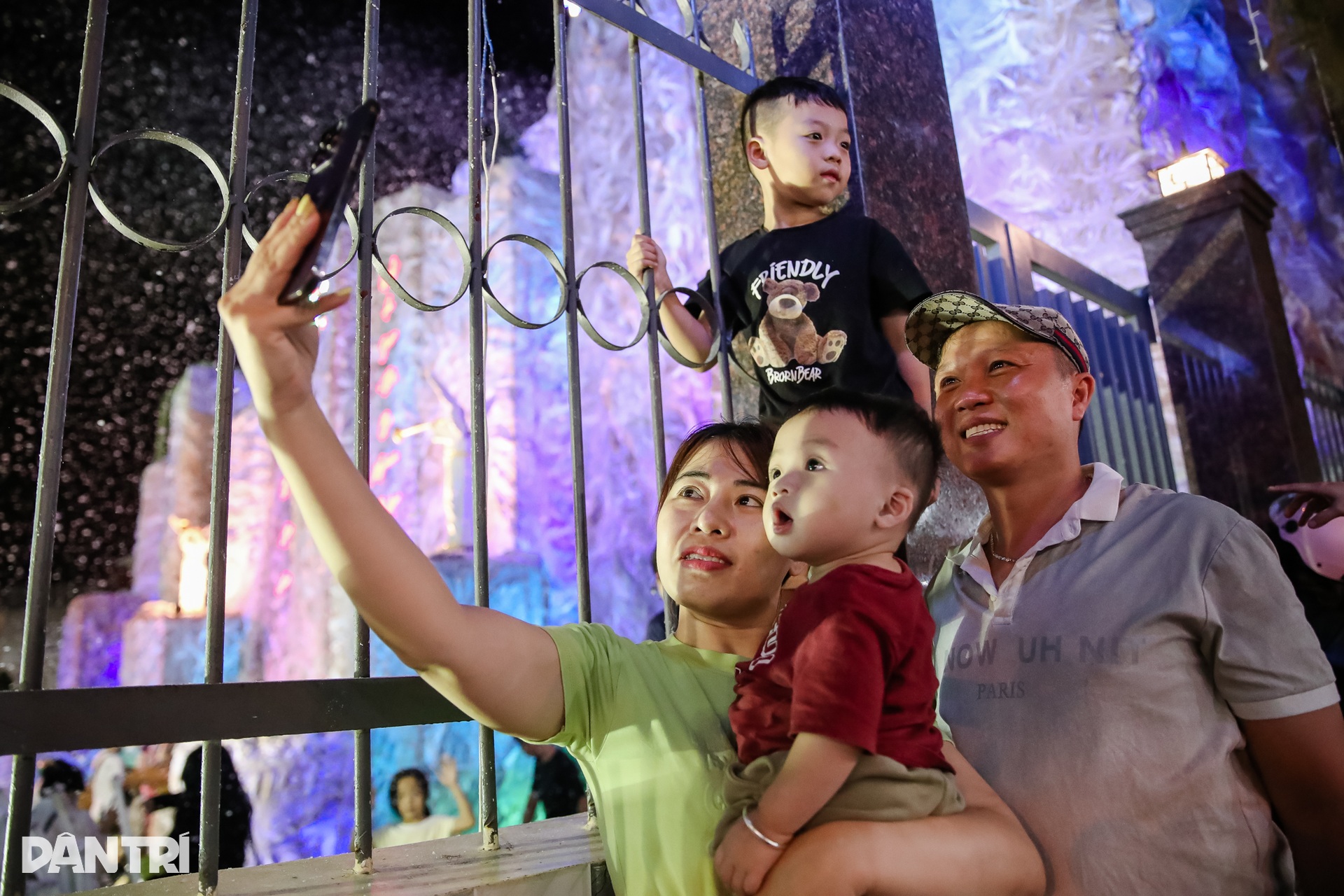 Giới trẻ TPHCM thích thú check-in với cơn mưa tuyết - 6 Giới trẻ TPHCM thích thú check-in với cơn mưa tuyết - 6