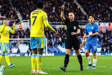 Premier League lần đầu tiên đồng ý để nữ trọng tài bắt chính