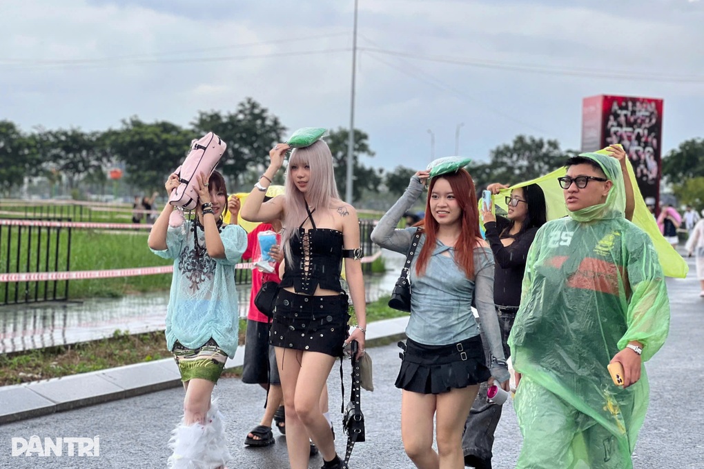 Khán giả đội mưa, xếp hàng chờ xem Em xinh say hi - 1 Khán giả đội mưa, xếp hàng chờ xem Em xinh say hi - 1