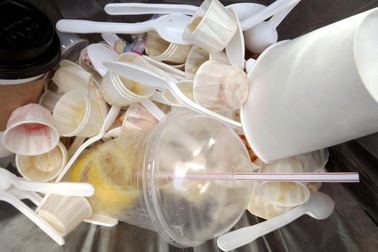 Mối nguy hại "nhựa một lần" ngay trên bàn ăn