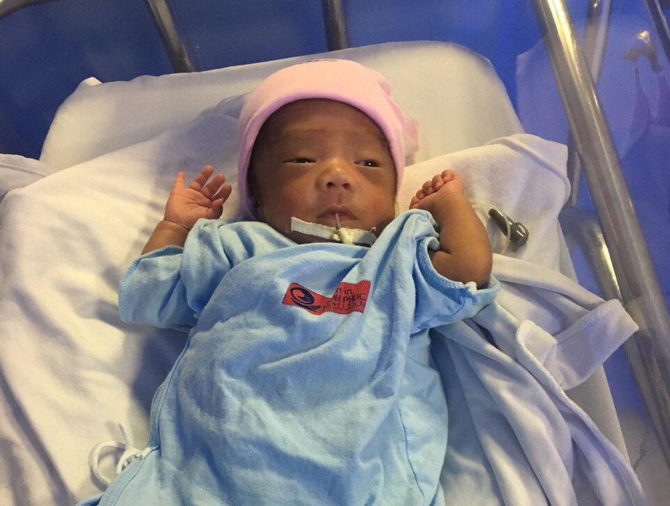 Bé trai thụ tinh ống nghiệm chào đời chỉ nặng 0,8kg - 2 Bé trai thụ tinh ống nghiệm chào đời chỉ nặng 0,8kg - 2