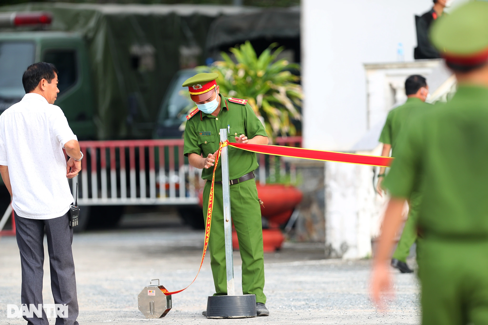 Lê Tùng Vân mệt mỏi, được 2 người dìu lên phòng xử án - 6 Lê Tùng Vân mệt mỏi, được 2 người dìu lên phòng xử án - 6
