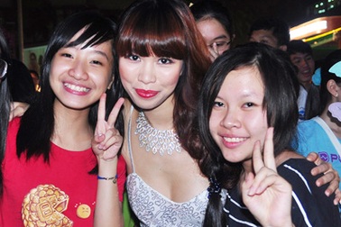 Học sinh trường Ams tíu tít “đọ dáng” cùng siêu mẫu Hà Anh 