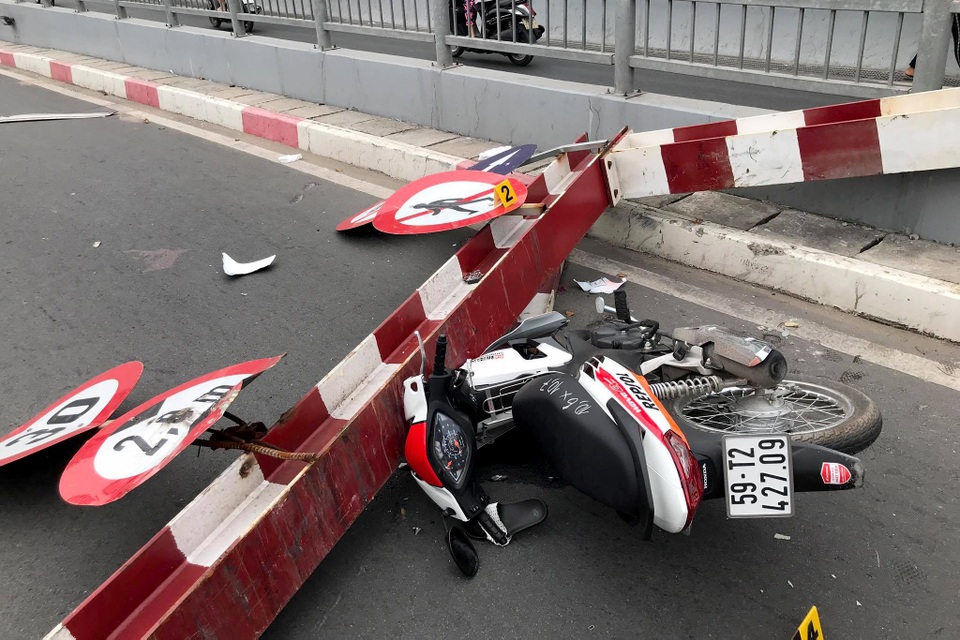 Khung giới hạn chiều cao bị xe tải hạ gục, đổ đè nát đầu xe máy - 2