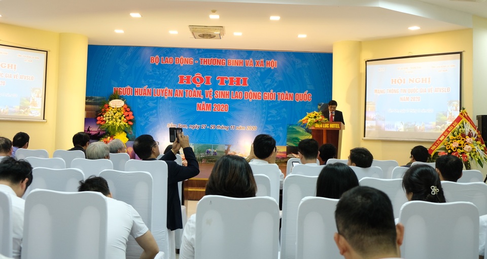 Trao giải trong cuộc thi Người huấn luyện ATVSLĐ giỏi toàn quốc năm 2020 - 1 Trao giải trong cuộc thi Người huấn luyện ATVSLĐ giỏi toàn quốc năm 2020 - 1