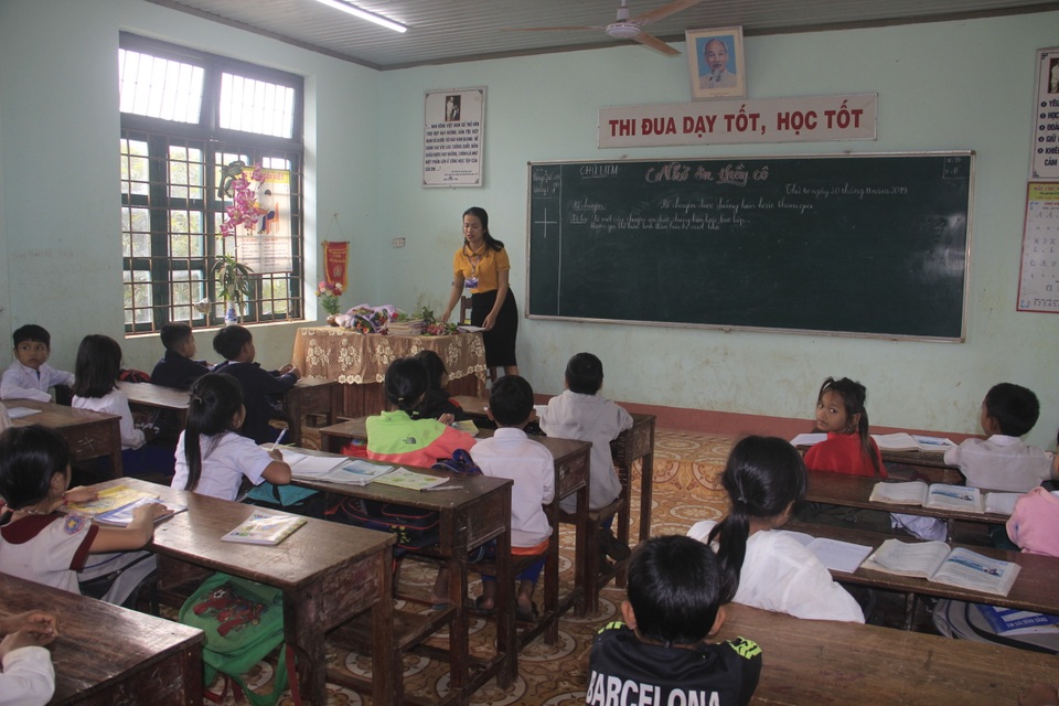 Học sinh miền núi tặng thầy cô hoa dại, sắn rừng, gạo, chuối… trong Ngày Nhà giáo - 12 Học sinh miền núi tặng thầy cô hoa dại, sắn rừng, gạo, chuối… trong Ngày Nhà giáo - 12