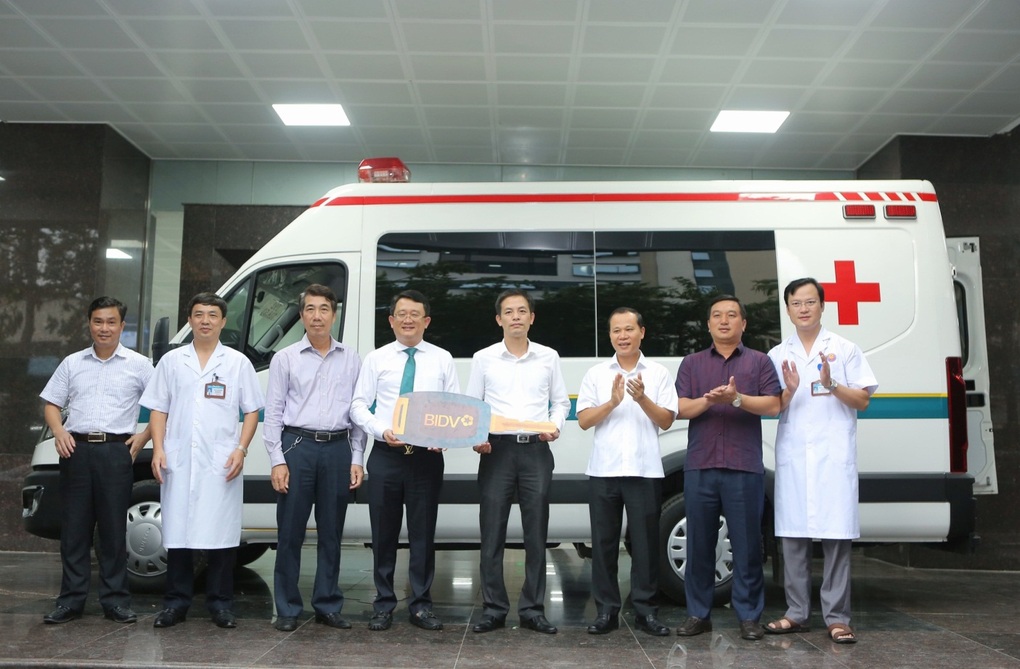 BIDV Bắc Giang tặng xe cứu thương phục vụ công tác cấp cứu bệnh nhân - 1 BIDV Bắc Giang tặng xe cứu thương phục vụ công tác cấp cứu bệnh nhân - 1