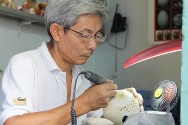 Thành nghệ nhân nhờ điêu khắc vỏ trứng tặng vợ