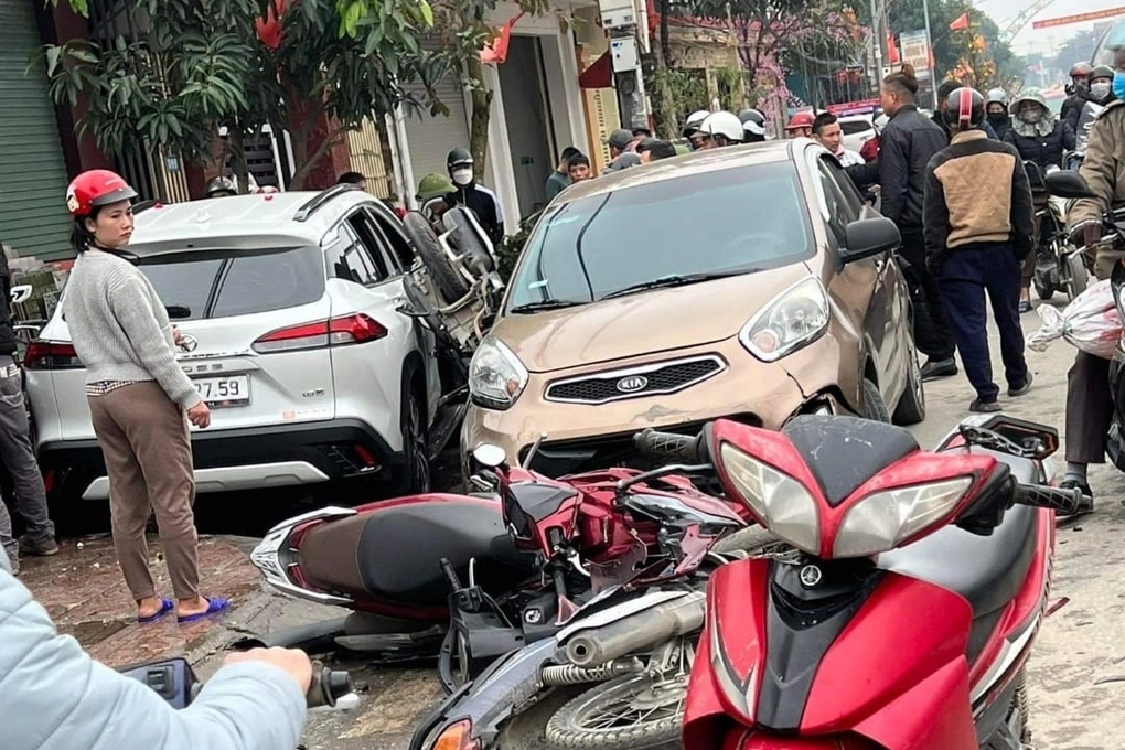 Ô tô mất lái, đâm liên hoàn 8 phương tiện - 1 Ô tô mất lái, đâm liên hoàn 8 phương tiện - 1