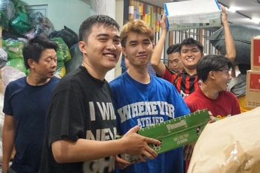 Đêm không ngủ ở TPHCM: Người dân bốc hàng cứu trợ, hát vang gây xúc động